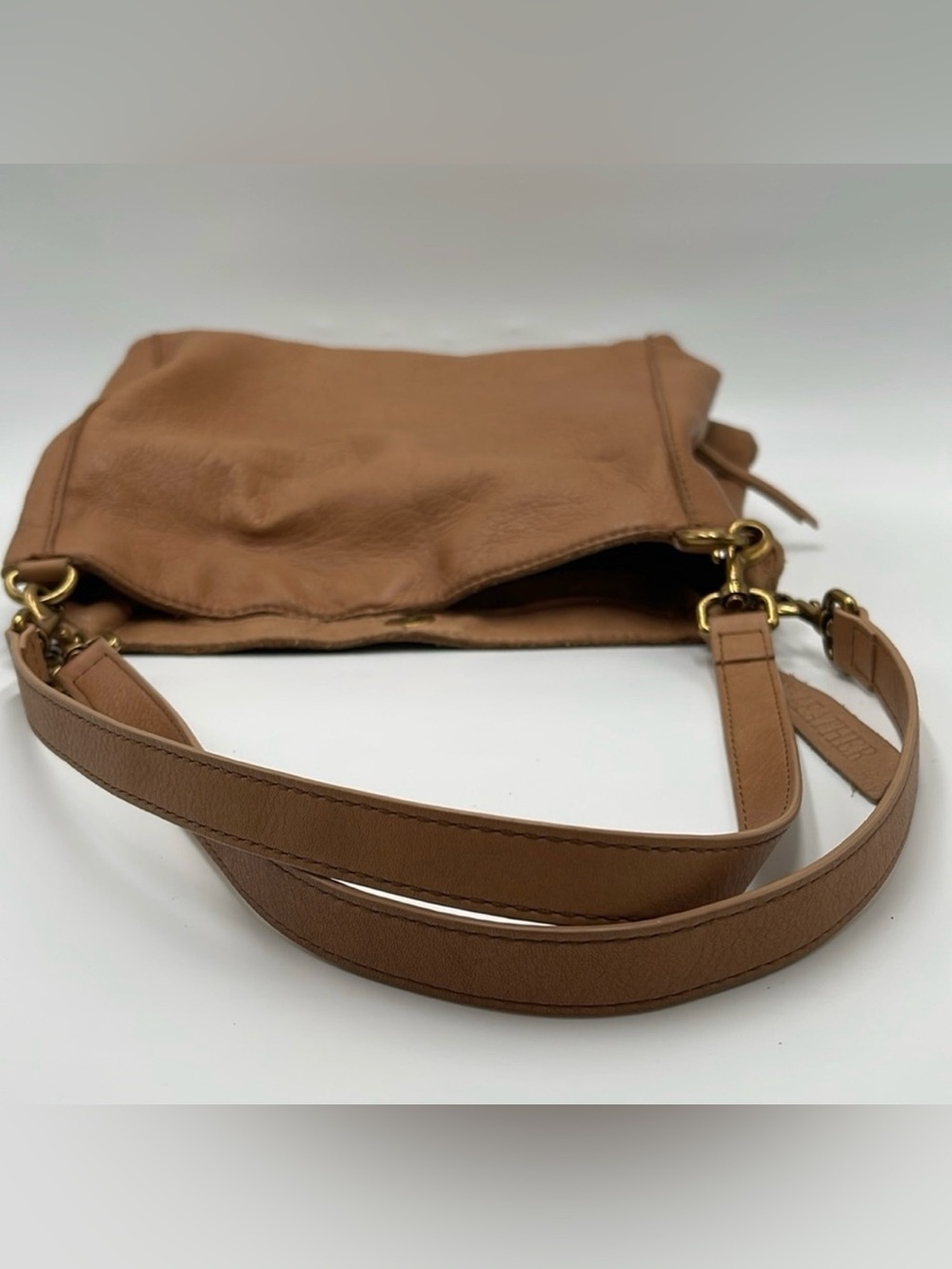 American Leather Co. Shoulder Bag - Caramel
Brown 100% Leather - Double Straps - Picture 13 of 15